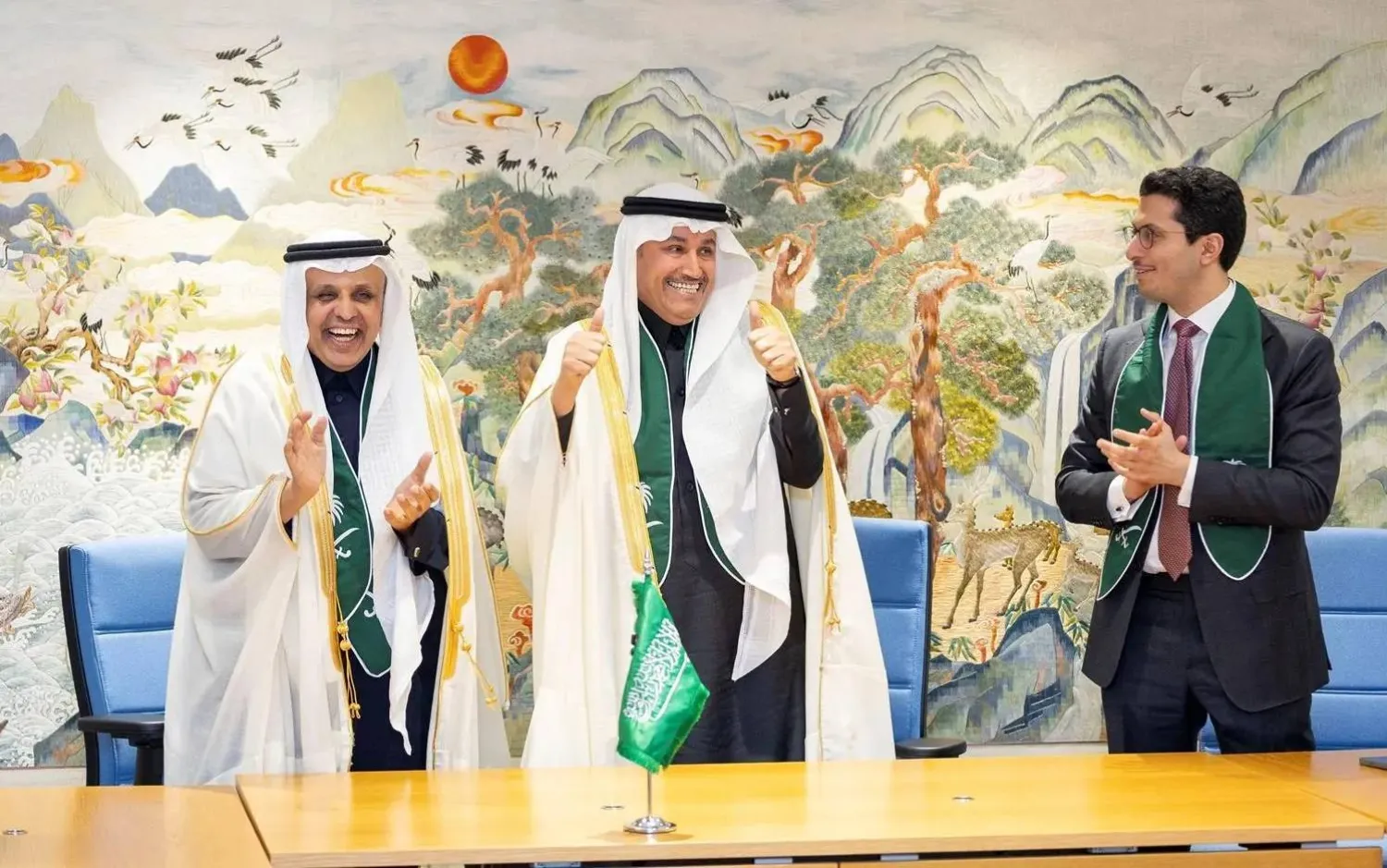 المهندس صالح الجاسر وزير النقل السعودي محتفلاً بالفوز بعضوية مجلس المنظمة البحرية الدولية (واس)