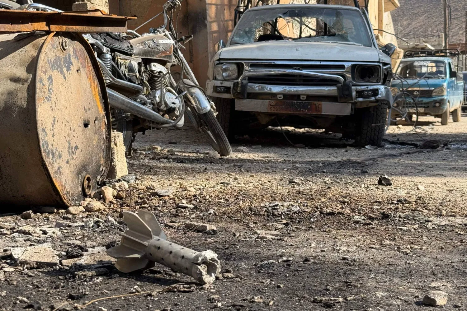 قذيفة إسرائيلية تظهر في بلدة بيت جن بجنوب سوريا بعد انسحاب الجيش الإسرائيلي في أعقاب عملية عسكرية (أ.ف.ب)