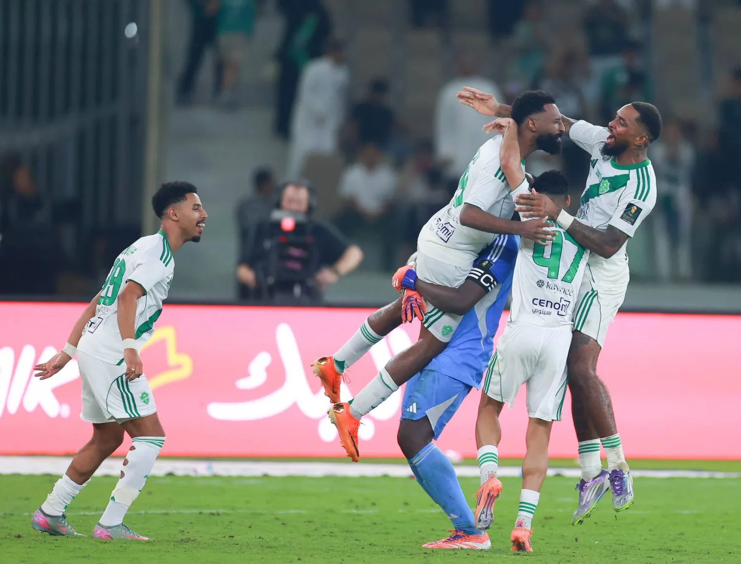 لاعبو الأهلي يحتفلون مع البريكان صاحب الركلة الحاسمة (تصوير: عدنان مهدلي)