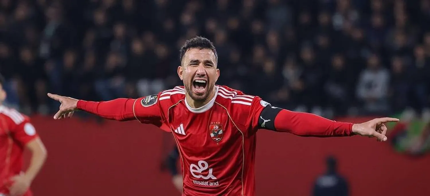 تريزيغيه لاعب الأهلي محتفلاً بالهدف (النادي الأهلي) 