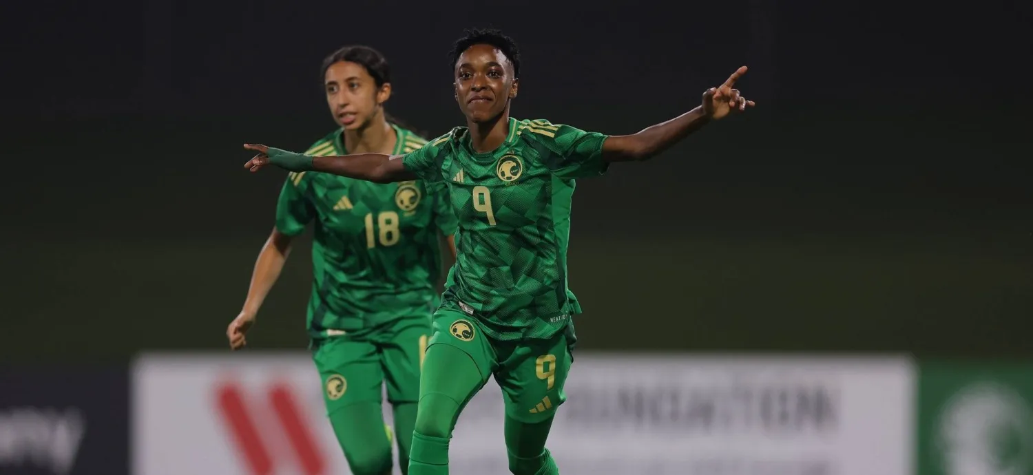 البندري مبارك لاعبة الأخضر تحتفل بهدفها في الإمارات (الشرق الأوسط)