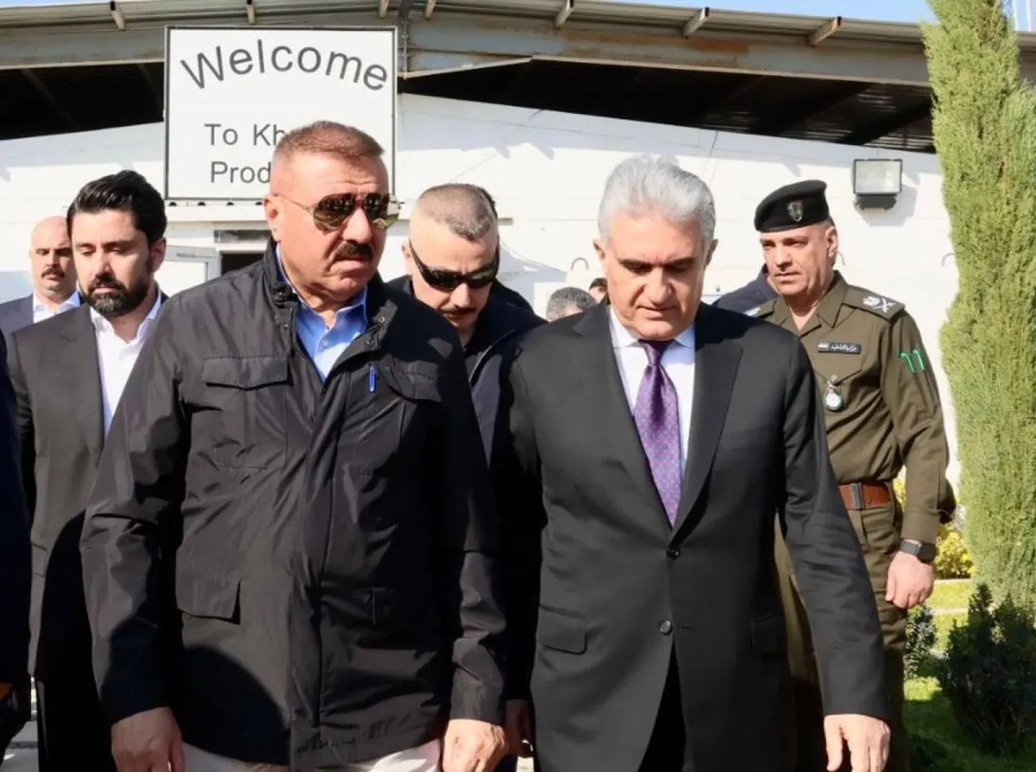 Federal İçişleri Bakanı Abdul Emir eş-Şammari (solda) ve İKBY İçişleri Bakanı Reber Ahmed, dün Kuzey Irak'taki Kormor petrol sahasına varışlarında (hükümet medyası).