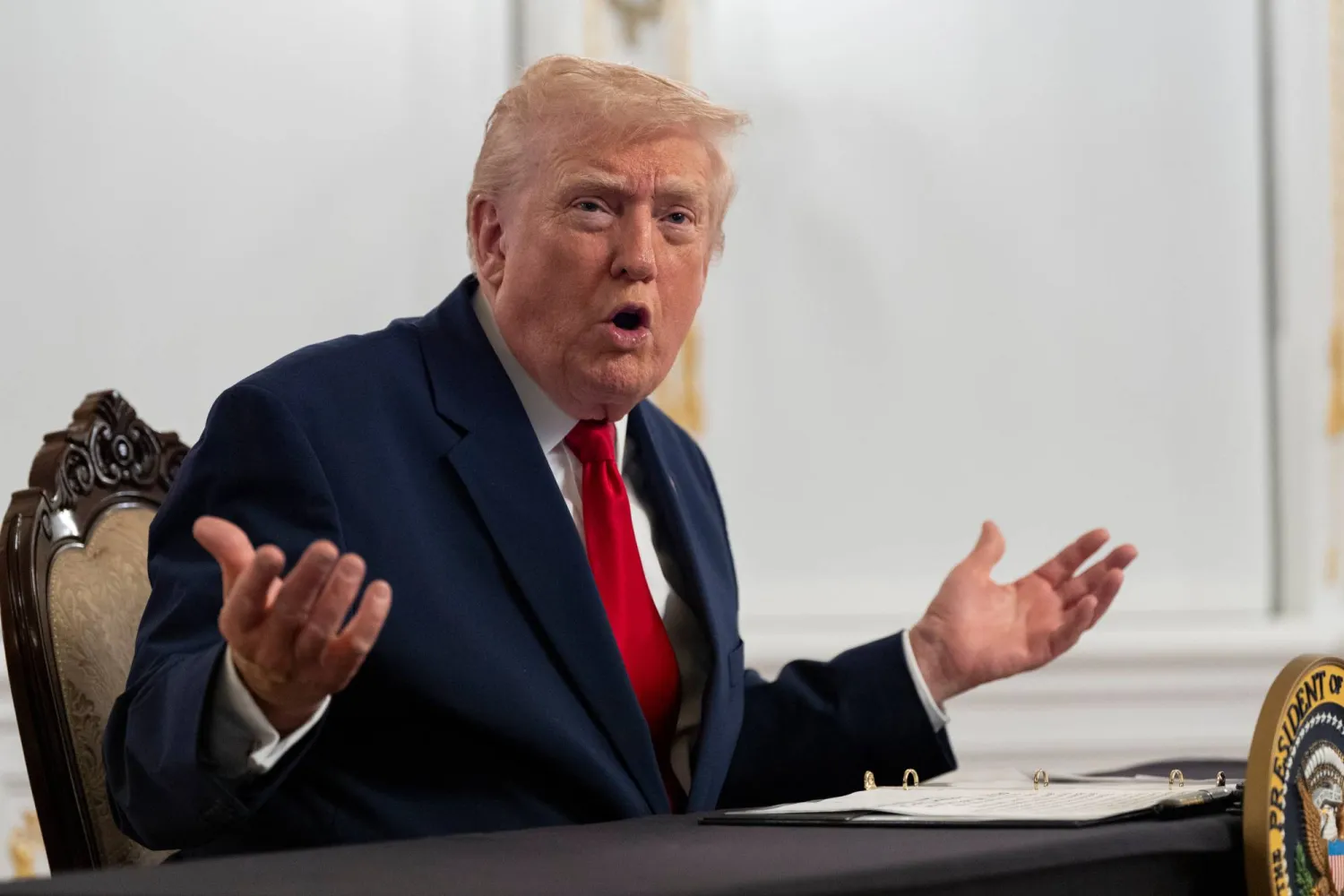 الرئيس الأميركي دونالد ترمب يتحدث إلى الصحافيين في فلوريدا (أ.ب)