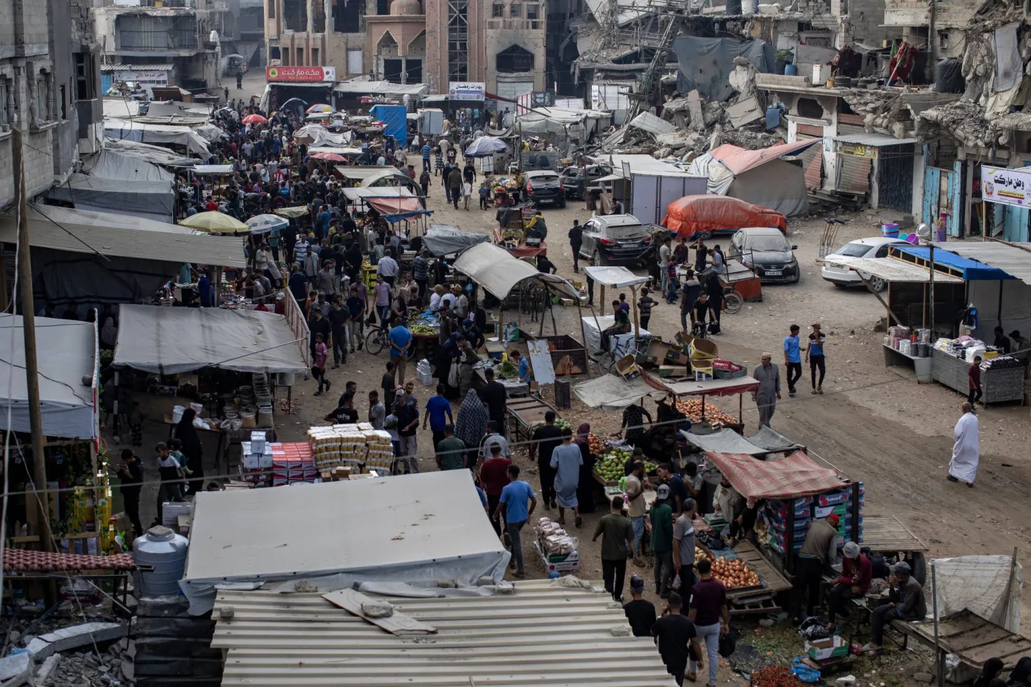 سوق محلي في مخيم للّاجئين بخان يونس جنوب قطاع غزة (إ.ب.أ)
