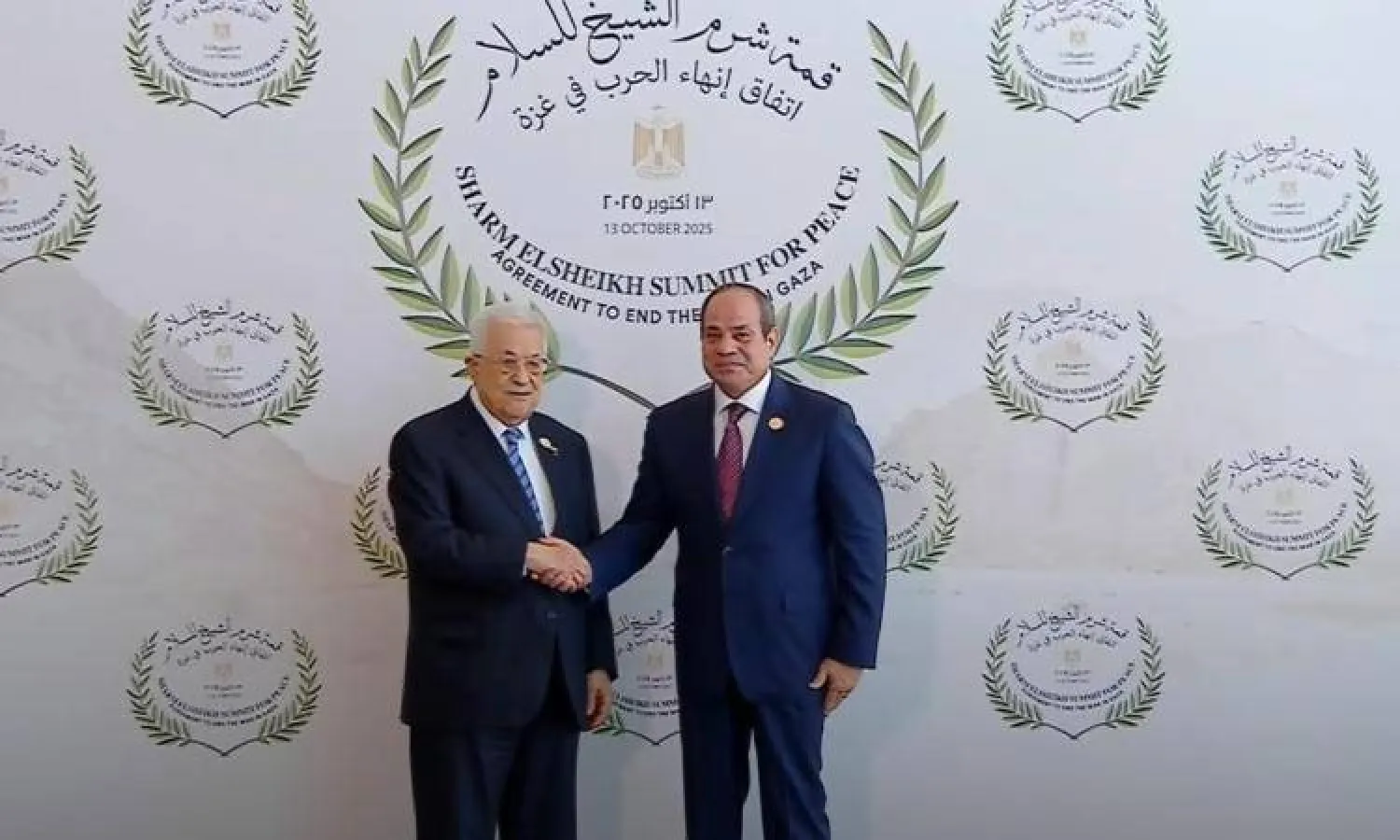 الرئيس المصري عبد الفتاح السيسي خلال لقائه مع نظيره الفلسطيني محمود عباس في شرم الشيخ على هامش قمة السلام التي عقدت في أكتوبر 2025 (أرشيفية- موقع الهيئة الوطنية للإعلام)