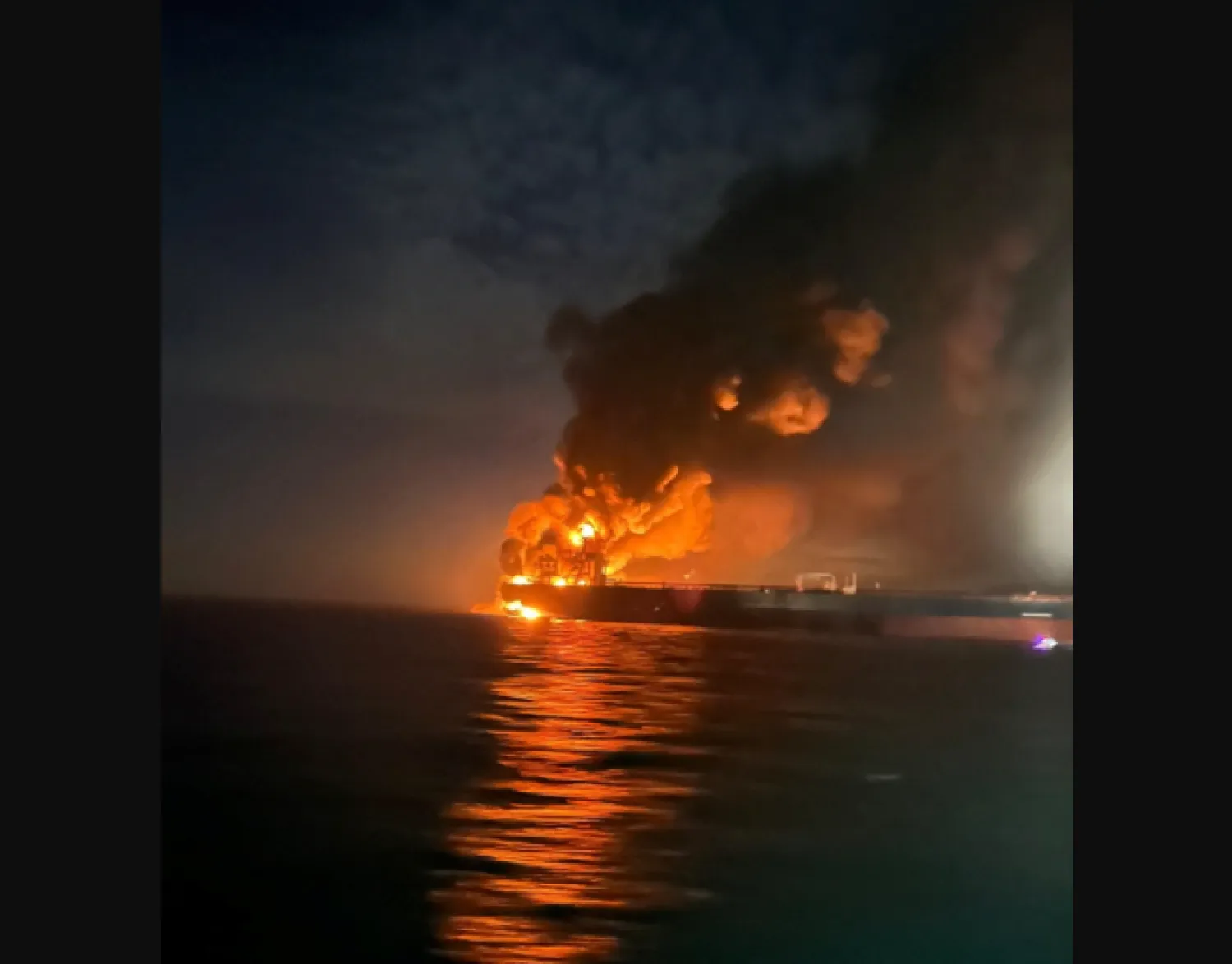 النيران تتصاعد من ناقلة نفط بعد أن هزت انفجارات سفينتين من أسطول الظل الروسي في البحر الأسود بالقرب من مضيق البوسفور التركي (رويترز)