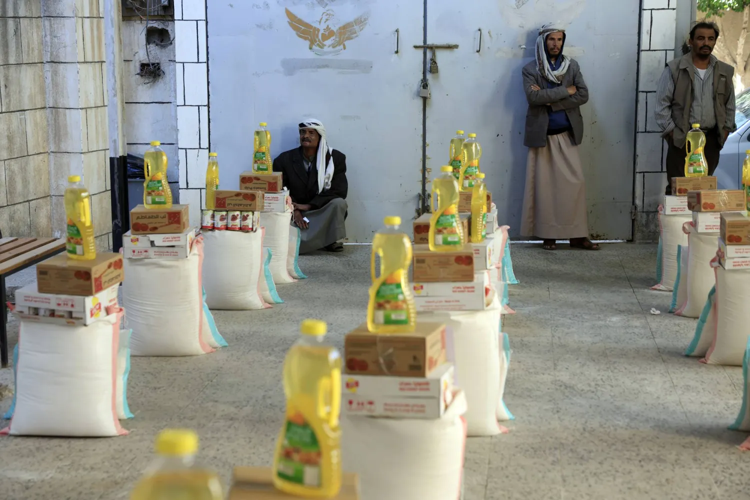 مساعدات غذائية وزعتها إحدى المنظمات الخيرية في صنعاء (إ.ب.أ)