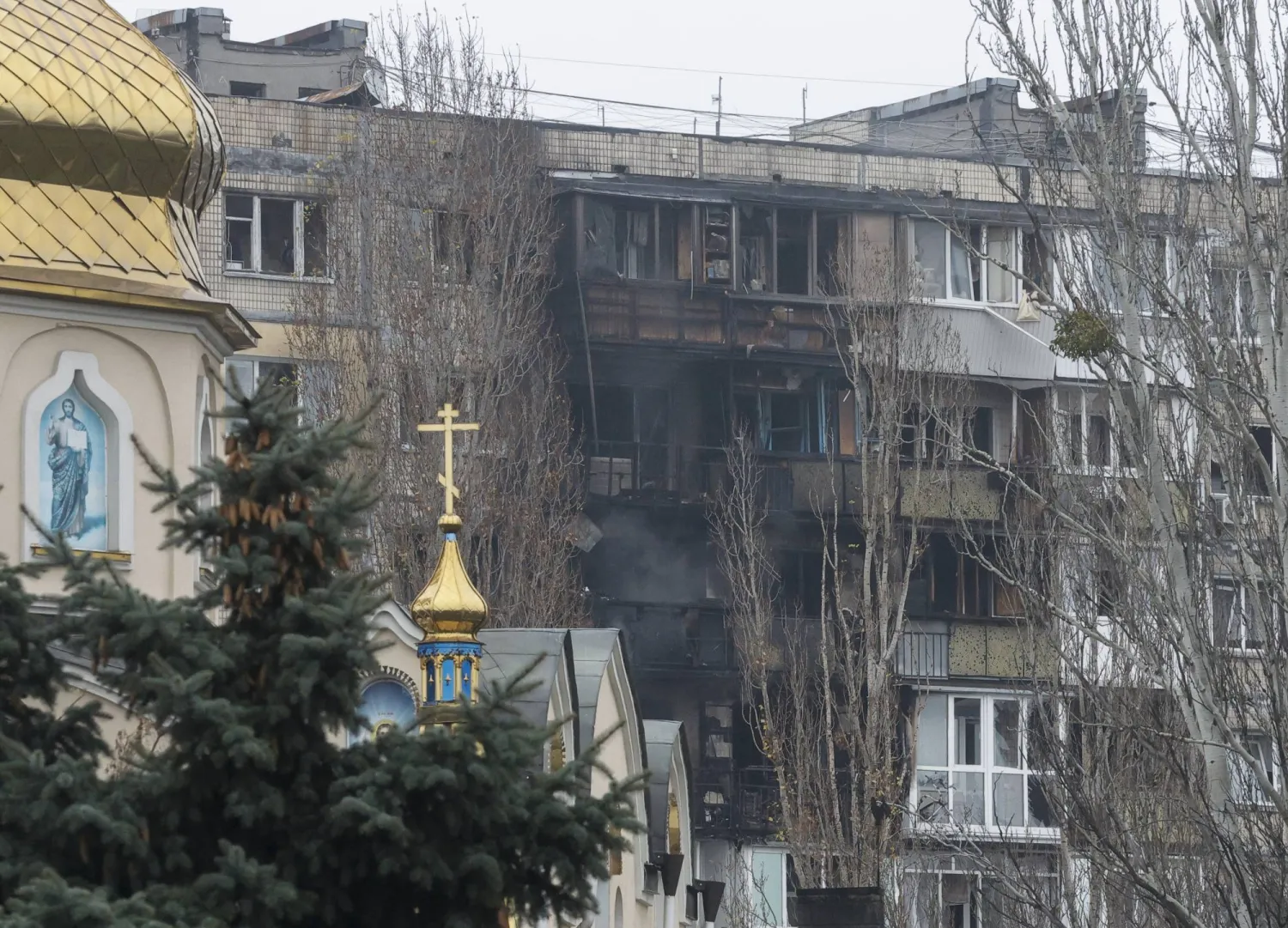 المشهد الذي أعقب غارة روسية على مبنى سكني من 9 طوابق في كييف (إ.ب.أ)