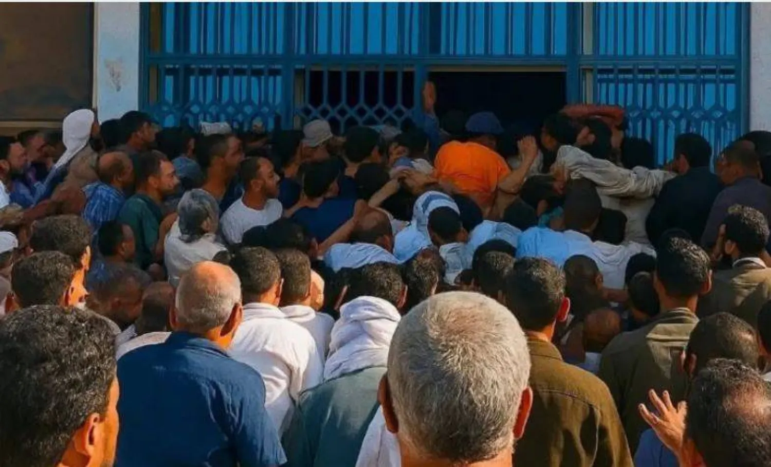 طابور وتدافع من مواطنين ليبيين أمام أحد المصارف في أكتوبر الماضي (صفحة «تريند ليبيا»)