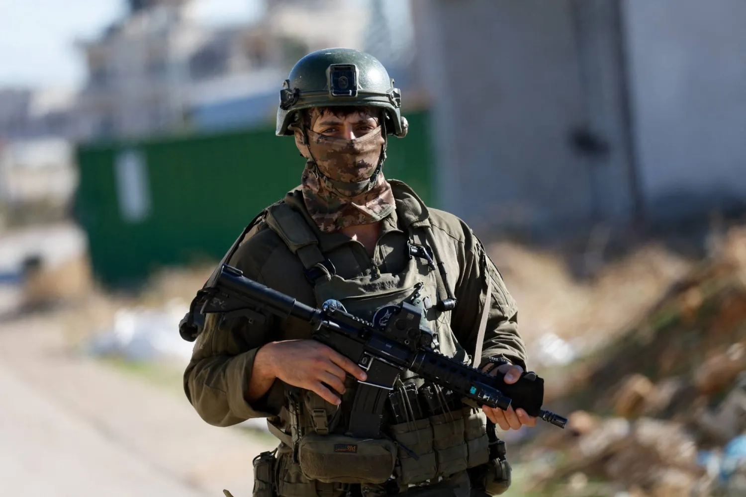 جندي إسرائيلي في طوباس بالضفة الغربية المحتلة (رويترز)