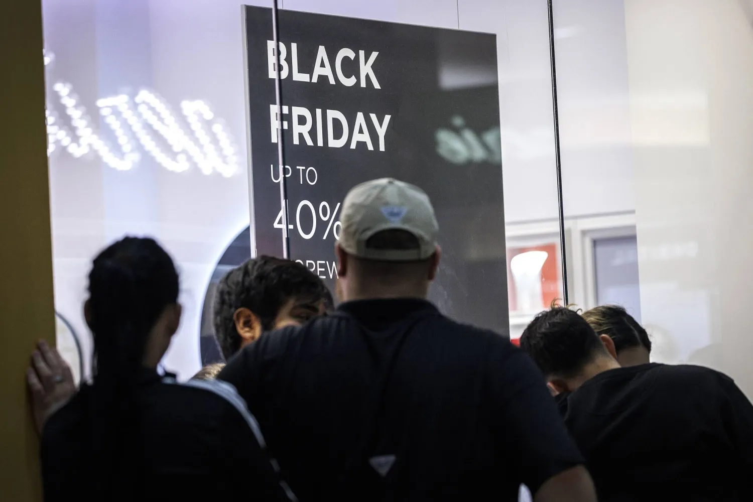 متسوقون يتجولون في مركز «دولفين» التجاري خلال «الجمعة السوداء» في ميامي (إ.ب.أ)