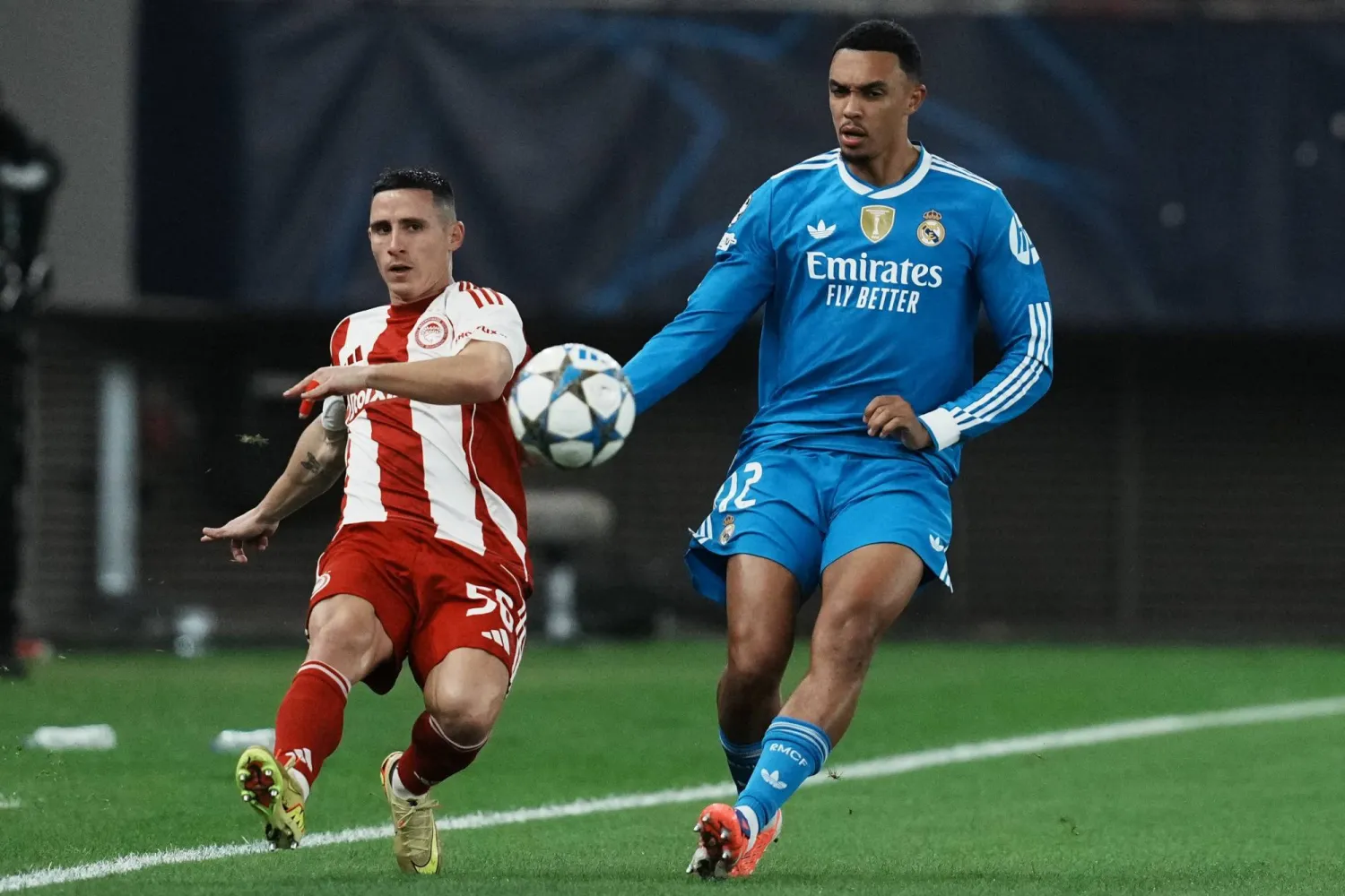 الإنجليزي ترنت ألكسندر أرنولد (يمين) مدافع ريال مدريد (أ.ب)