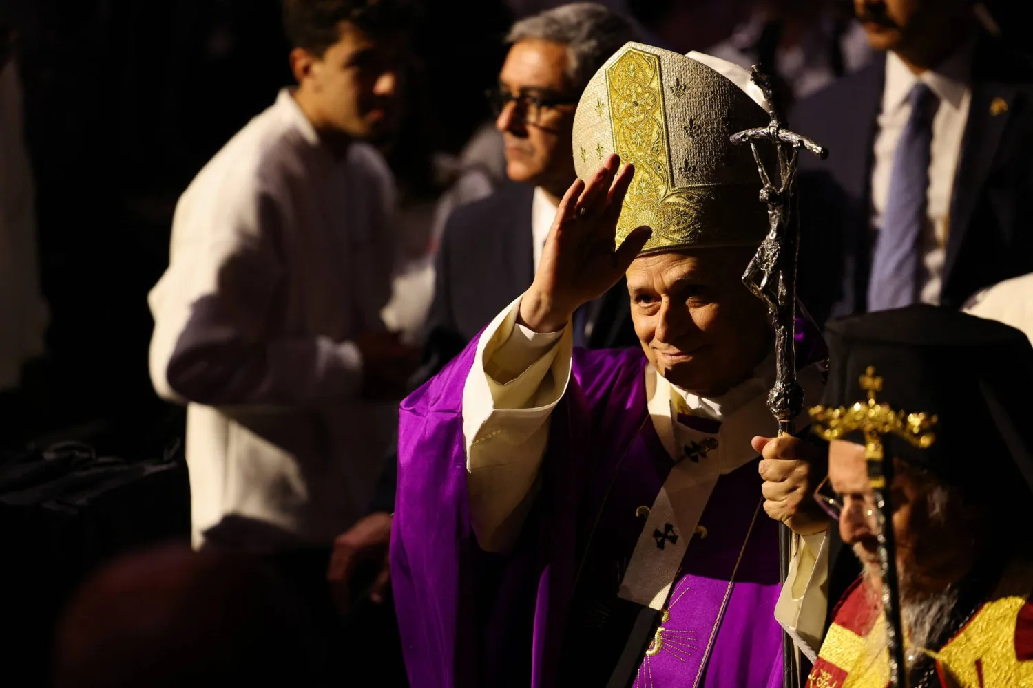 البابا ليون الرابع عشر لدى وصوله إلى إسطنبول لترؤس القداس الإلهي في ساحة فولكس واغن (رويترز)