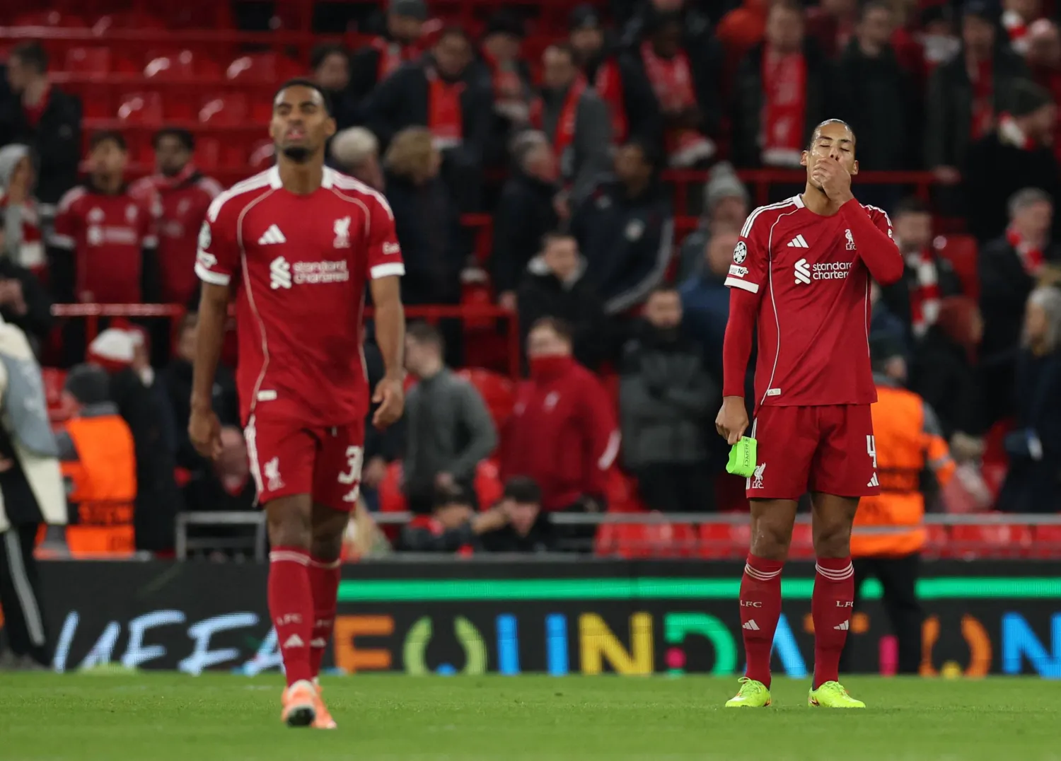 دفاع ليفربول استقبل كثيراً من الأهداف (رويترز)