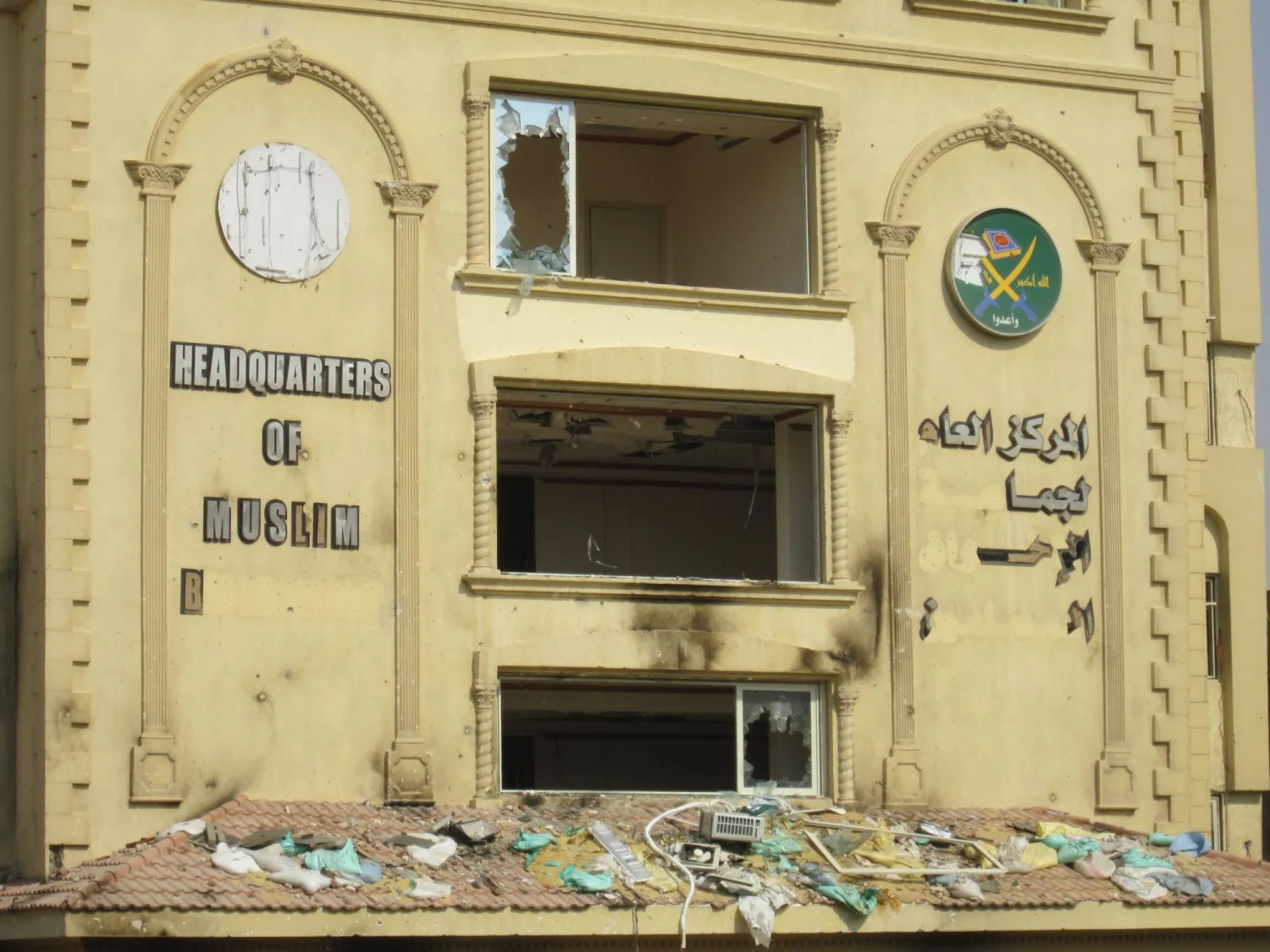 المقر العام لجماعة الإخوان بعد تعرضه لهجوم من معارضي حكم الرئيس المعزول الراحل محمد مرسي (الشرق الأوسط)