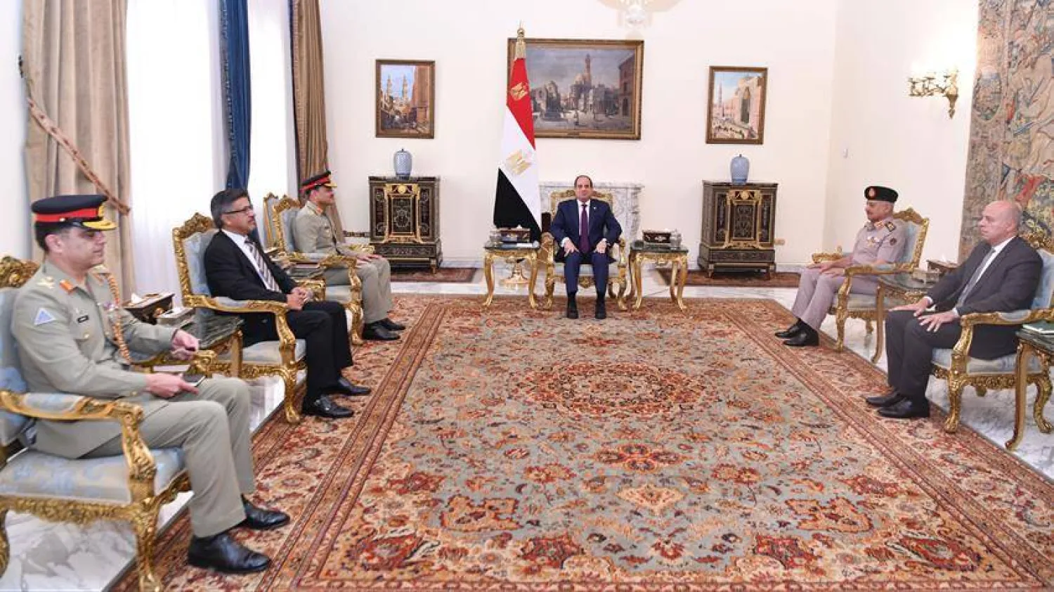 الرئيس المصري عبد الفتاح السيسي خلال استقباله رئيس أركان القوات البرية الباكستانية الشهر الماضي (الرئاسة المصرية)