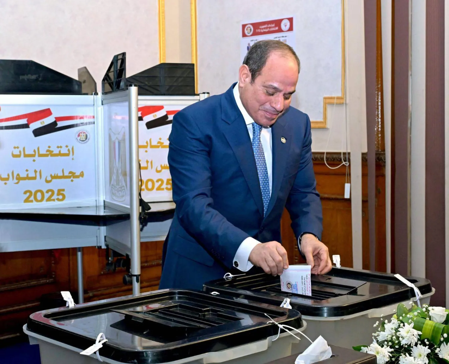 الرئيس المصري عبد الفتاح السيسي يدلي بصوته في انتخابات مجلس النواب (الرئاسة المصرية)