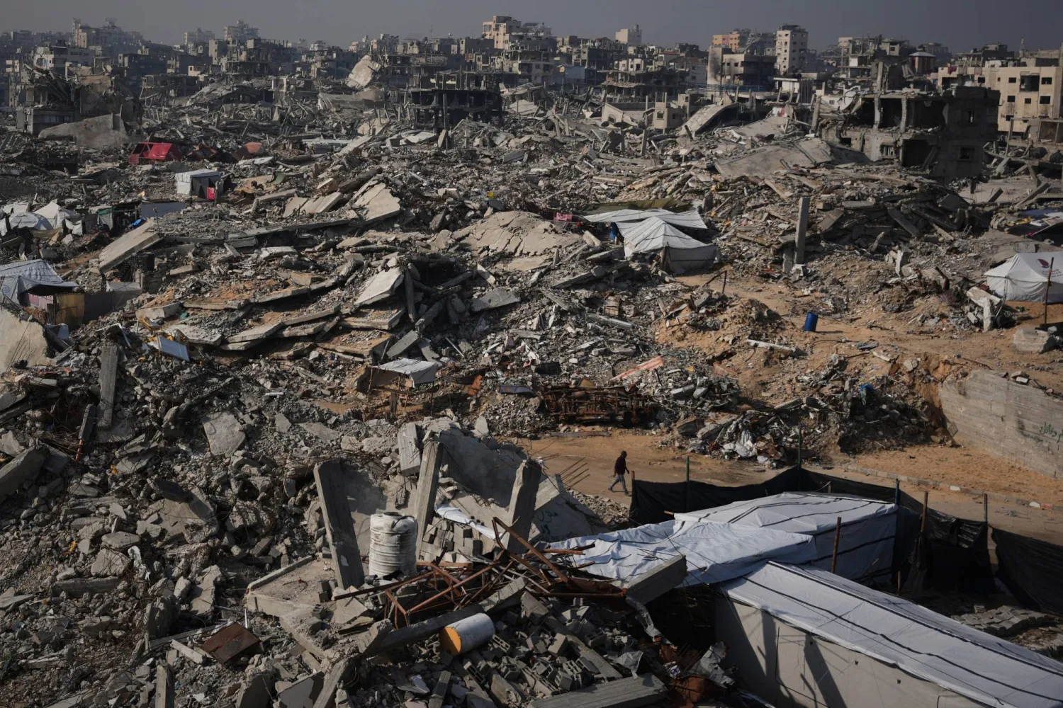 آثار الدمار في مدينة غزة نتيجة الحرب (أ.ب)