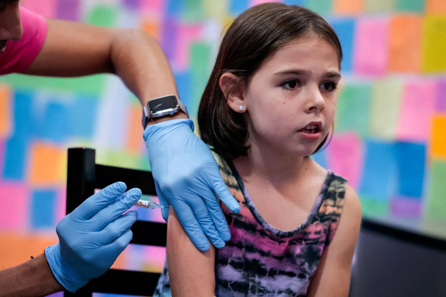 طفلة تتلقى جرعة من لقاح «موديرنا» لفيروس «كورونا» بصيدلية سكيباك في شوينكسفيل - بنسلفانيا (رويترز)