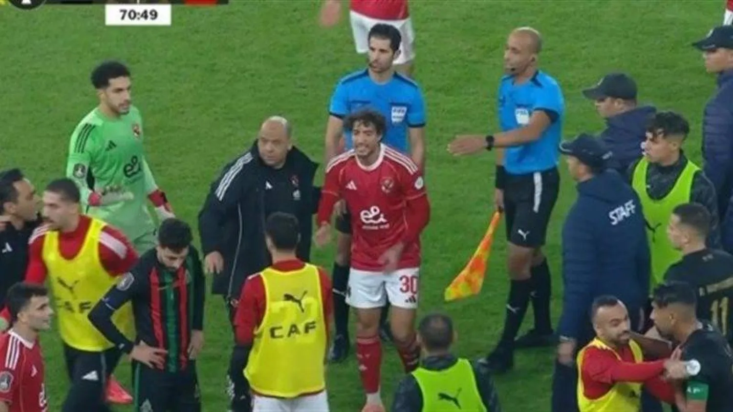  أزمة بين لاعبي الأهلي والجيش الملكي عقب إلقاء آلة حادة تجاه لاعبي «الأحمر» (يوتيوب)