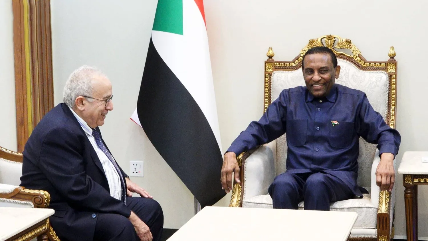 رئيس الوزراء السوداني كامل إدريس خلال استقباله رمطان لعمامرة مبعوث الأمين العام للأمم المتحدة (وكالة السودان للأنباء)