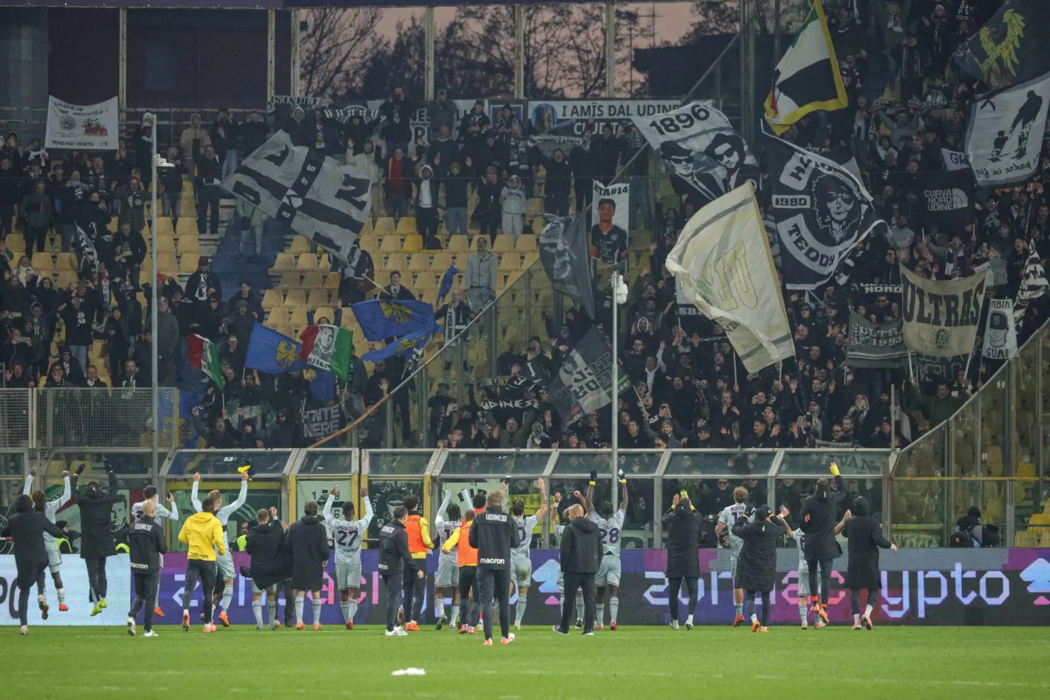 لاعبو أودينيزي يحيون جماهيرهم الزائرة بعد الفوز على بارما (إ.ب.أ)