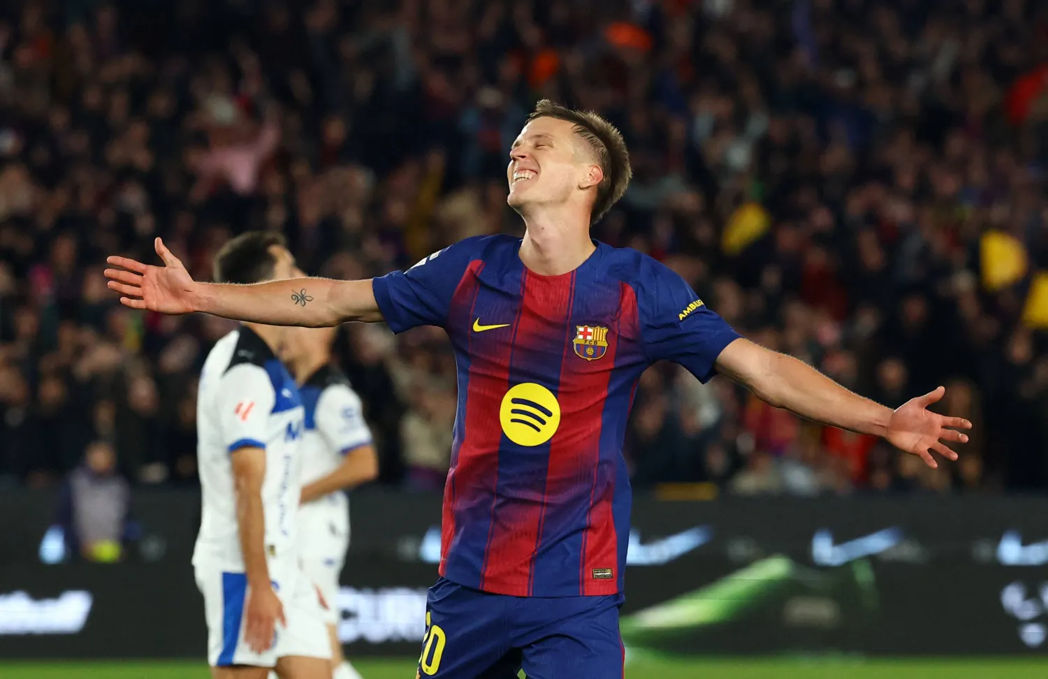 داني أولمو يحتفل بثنائيته في مرمى ألافيس (رويترز)