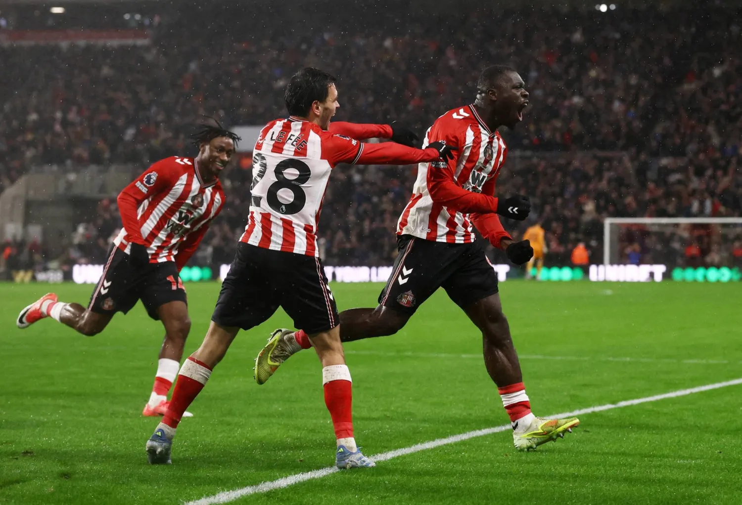 فرحة لاعبي سندرلاند بالفوز على بورنموث (رويترز)