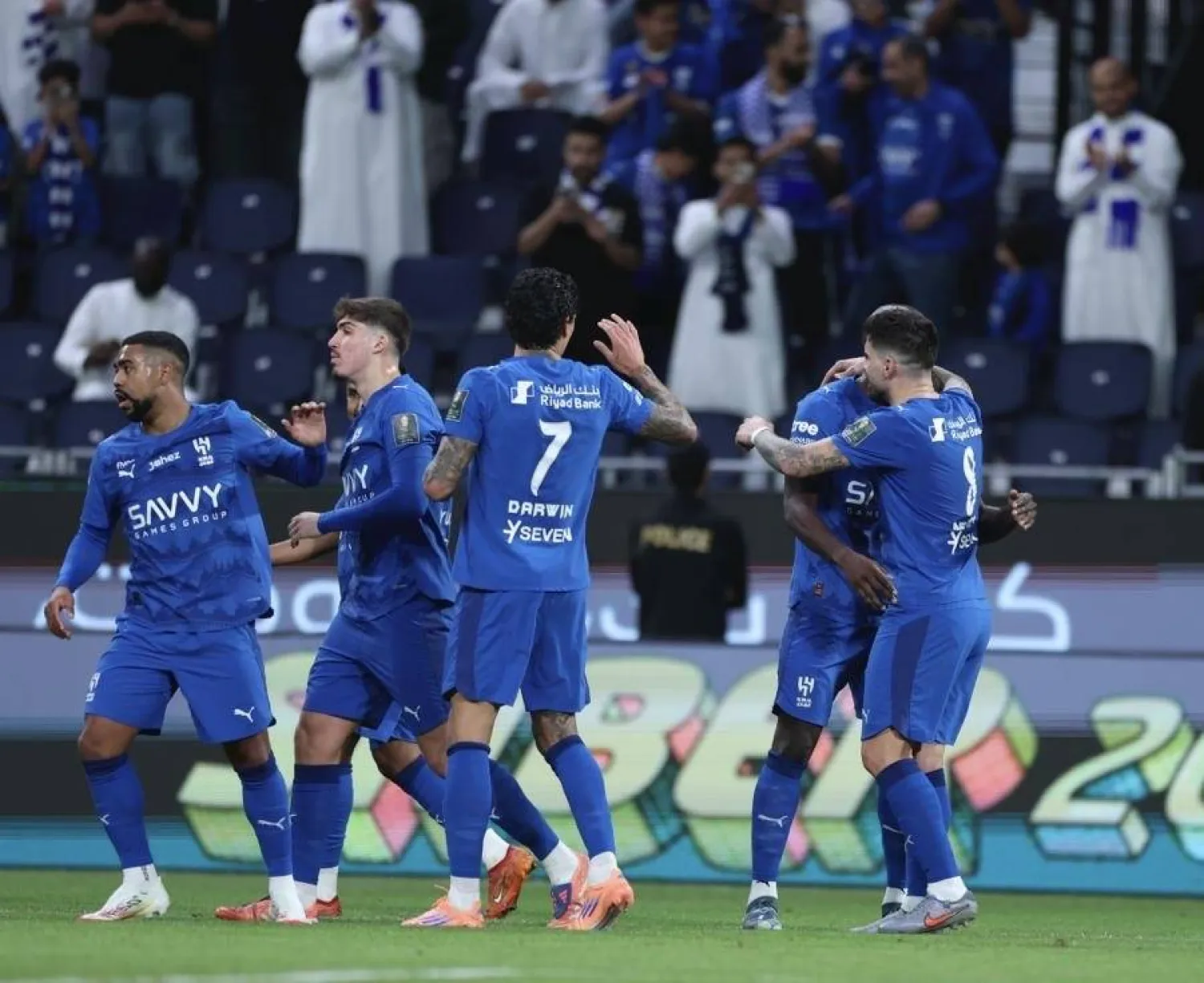 لاعبو الهلال يحتفلون بأحد أهدافهم أمام الفتح (تصوير: عبدالعزيز النومان)