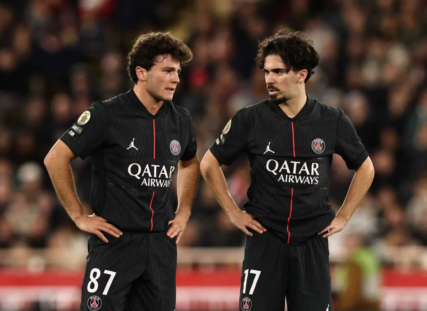 حسرة جواو نيفيز وفيتينيا ثنائي باريس سان جيرمان بعد الهزيمة من موناكو (رويترز)