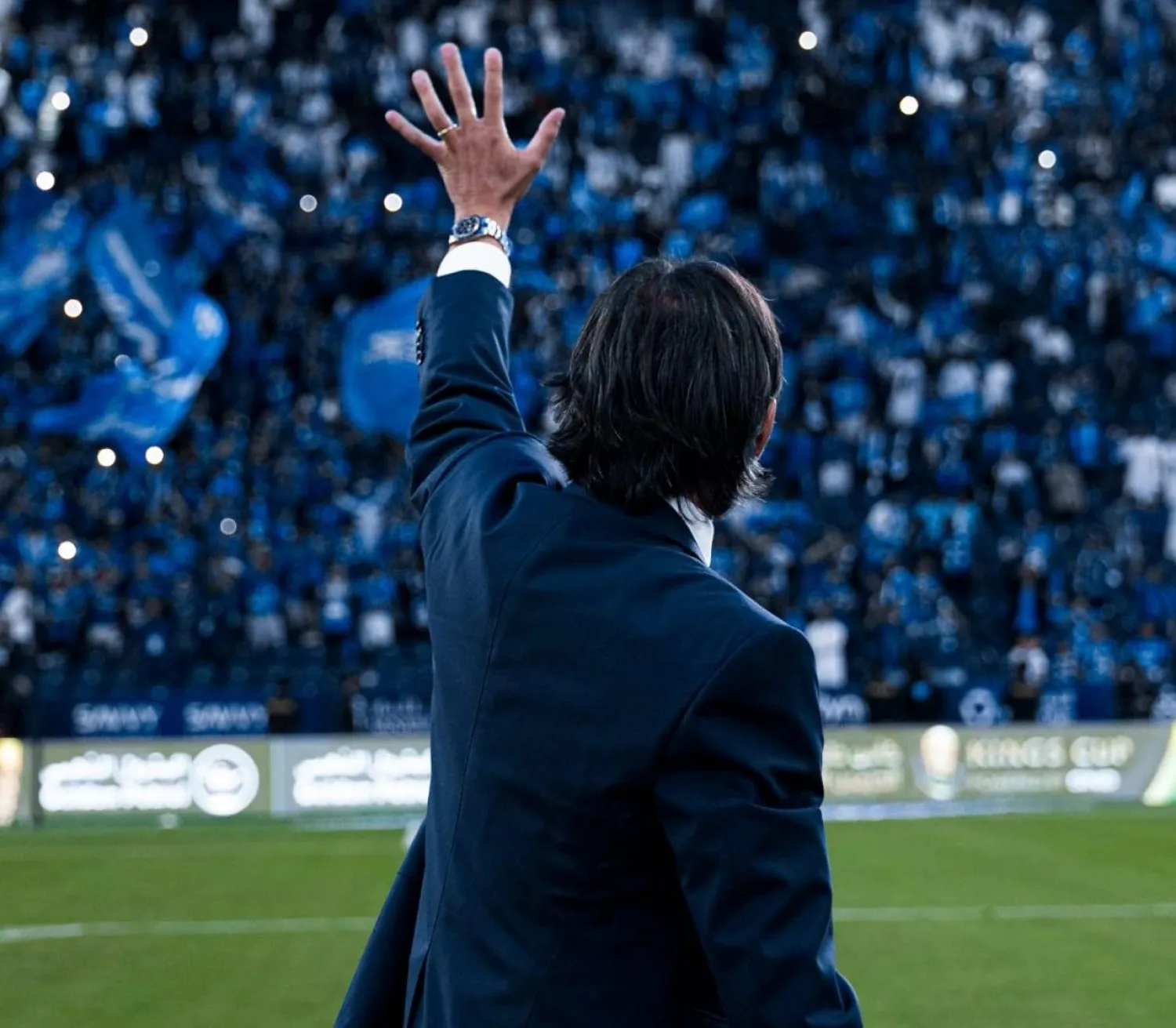 إنزاغي يحيي جماهير الهلال بعد التأهل إلى نصف نهائي كأس الملك (موقع النادي)