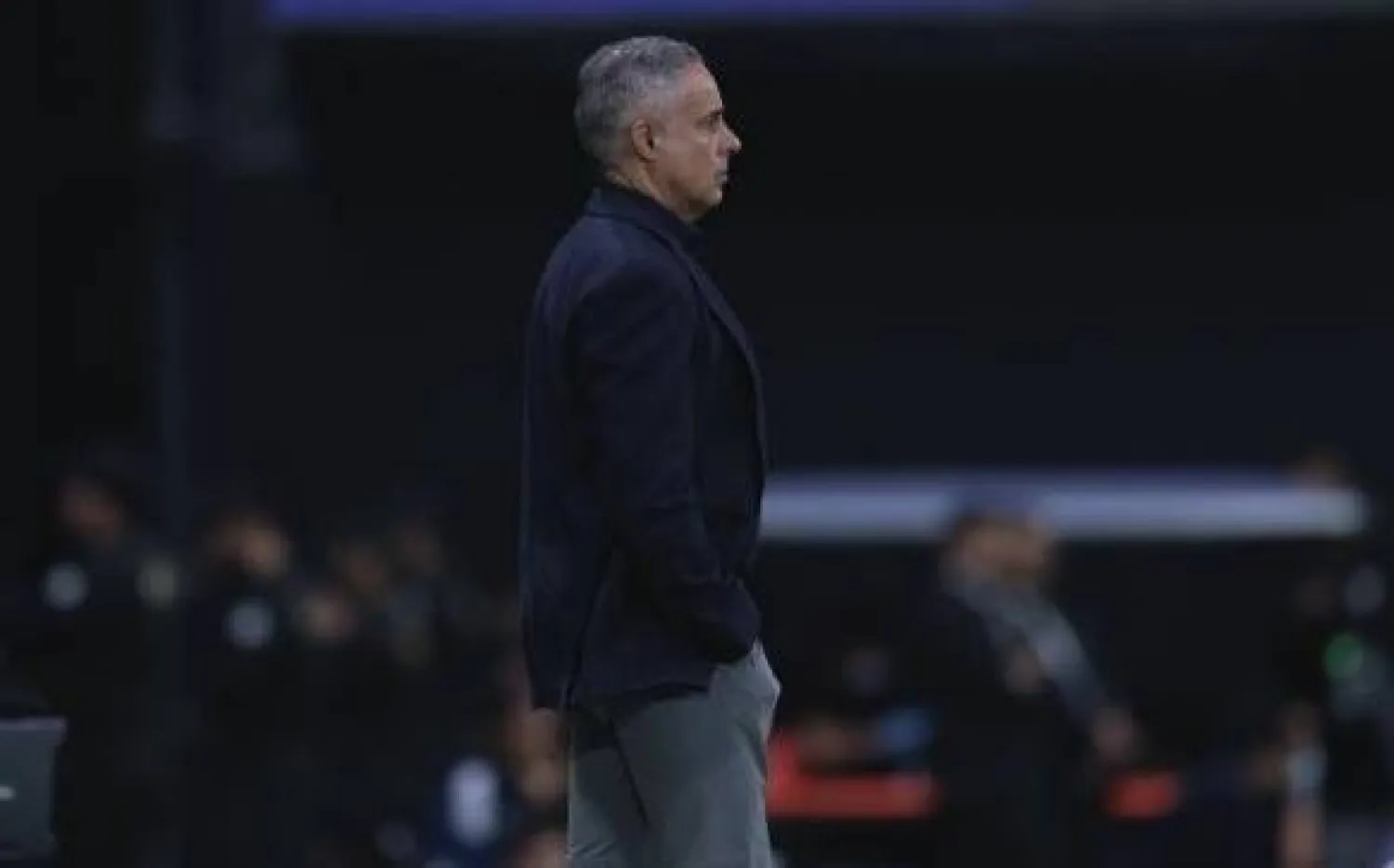 غوميز يراقب أداء لاعبيه خلال المباراة (تصوير: عبد العزيز النومان)