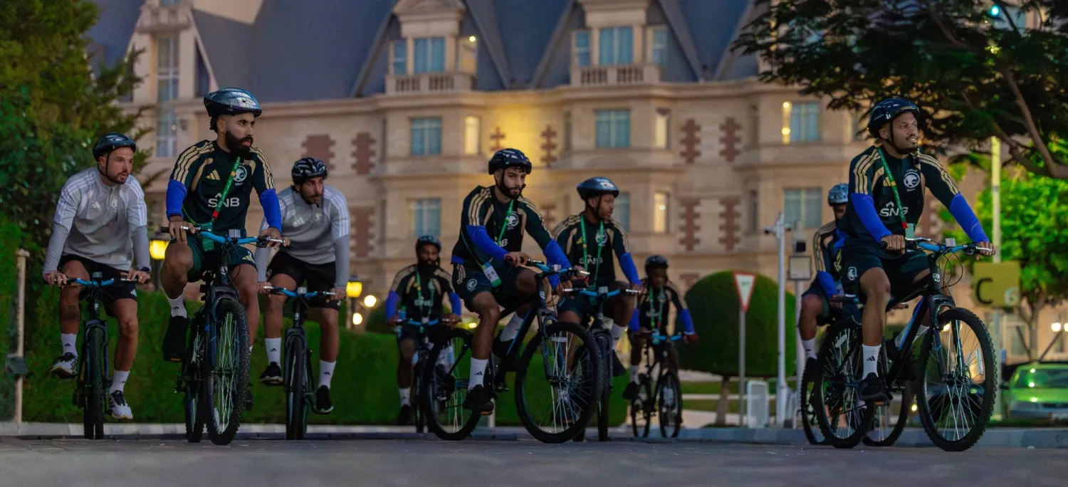 لاعبو الأخضر على متن الدراجات الهوائية في منطقة أسباير بالدوحة (المنتخب السعودي)