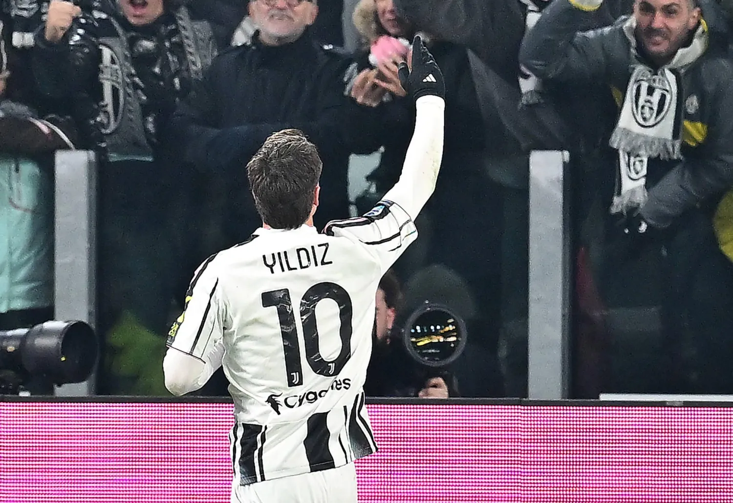 التركي كينان يلديز قاد يوفي لفوز مهم على كالياري (إ.ب.أ)