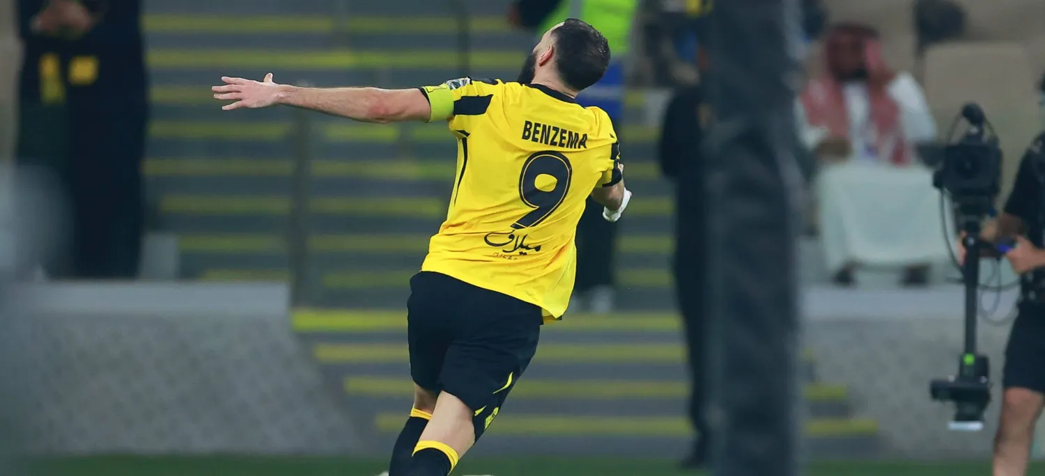 بنزيمة محتفلاً بهدفه الشخصي الثاني في المباراة (تصوير: عدنان مهدلي)