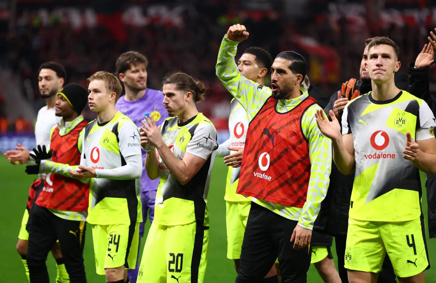 فرحة لاعبي بوروسيا دورتموند مع جماهيرهم (رويترز)