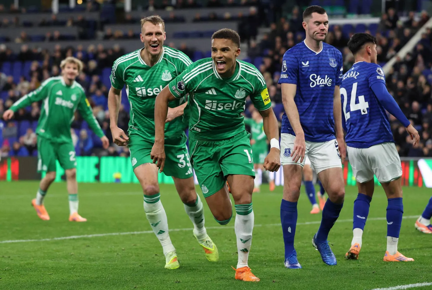 ماليك ثياو لاعب نيوكاسل يونايتد يحتفل بهدفه في إيفرتون (أ.ف.ب)