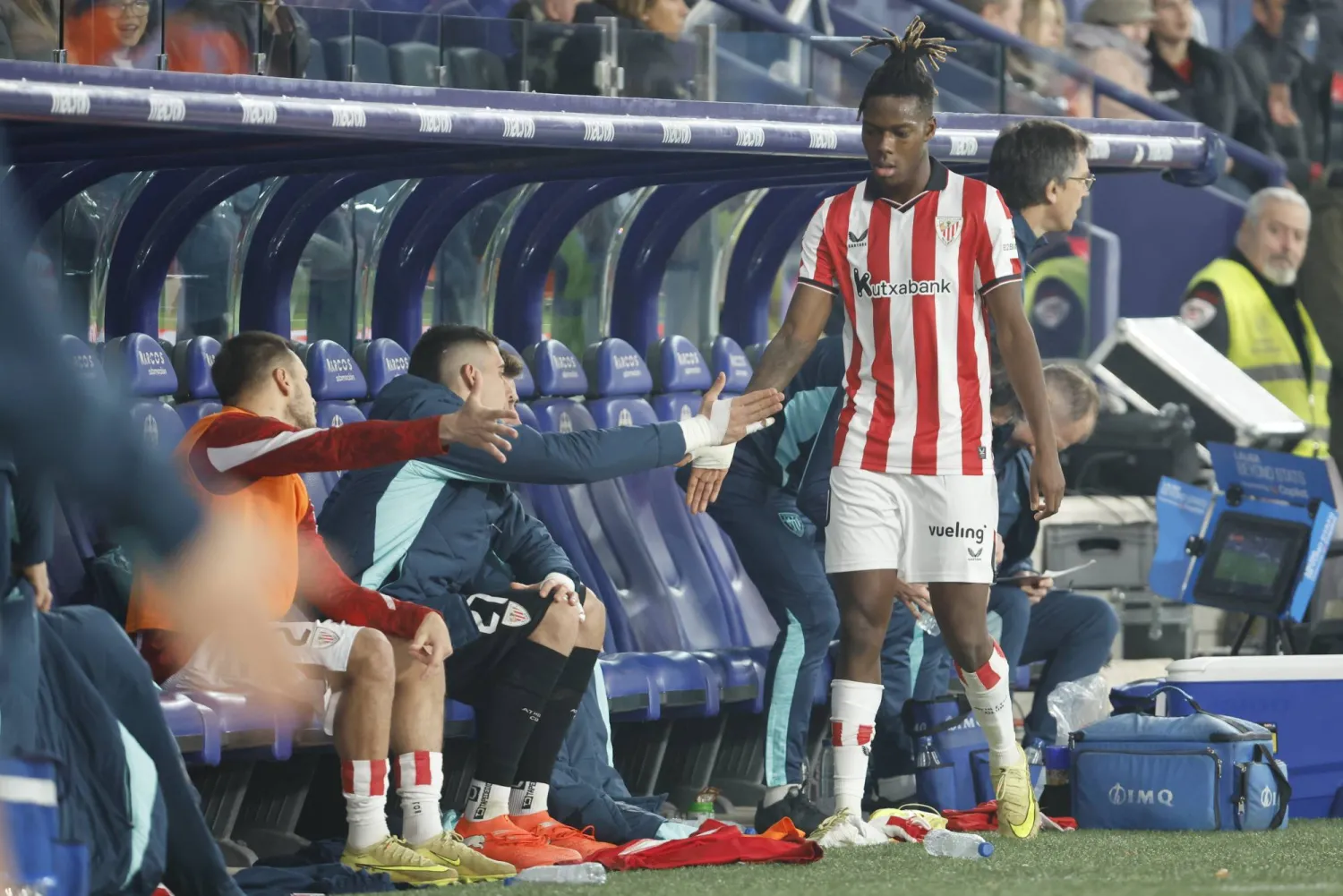 نيكو ويليامز نجم أتلتيك بلباو يصافح زملاءه بعد تغييره في مواجهة ليفانتي (إ.ب.أ)