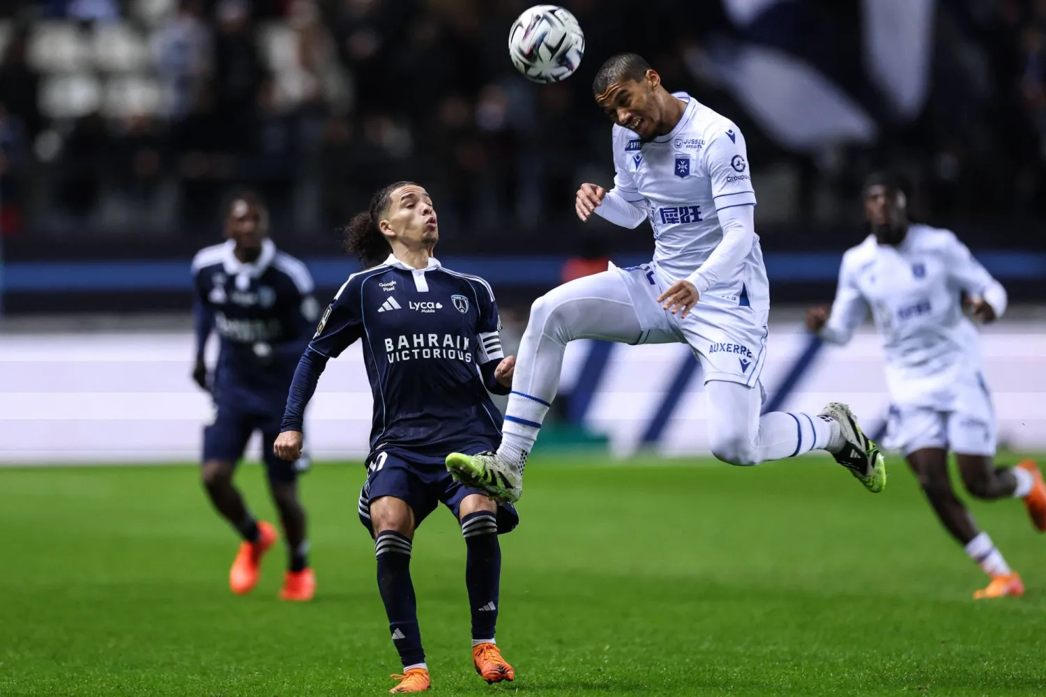 التعادل حكم مواجهة باريس إف سي أمام أوكسير (أ.ف.ب)