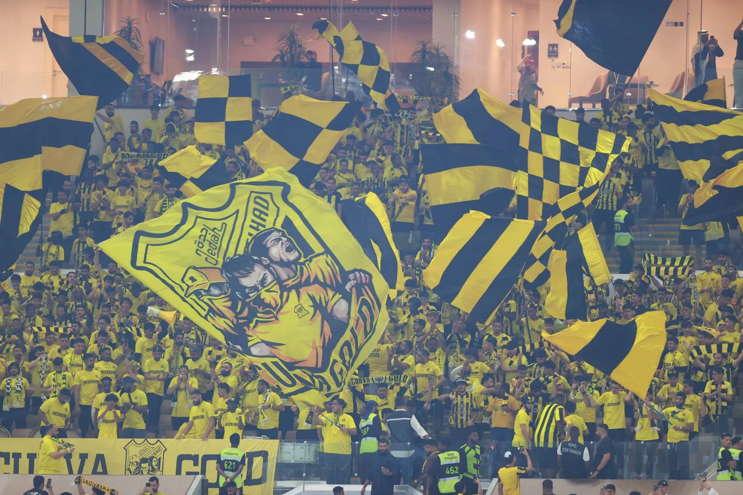 جماهير الاتحاد لدى مساندة فريقها أمام الشباب (تصوير: عدنان مهدلي)