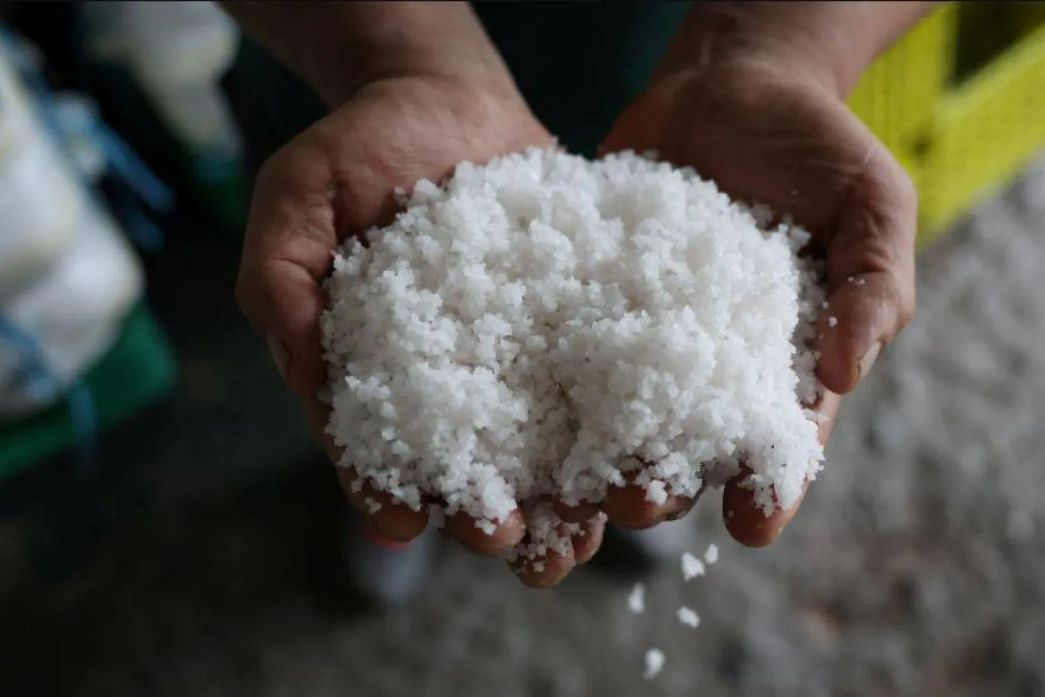 يزيد الإفراط في تناول الملح من خطر الإصابة بارتفاع ضغط الدم (رويترز)