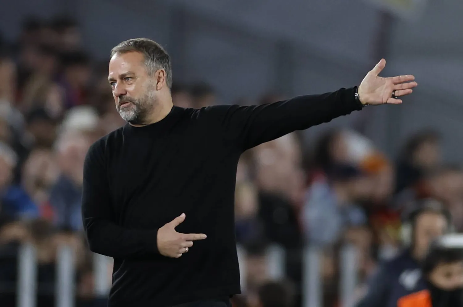 الألماني هانزي فليك المدير الفني لفريق برشلونة (إ.ب.أ)