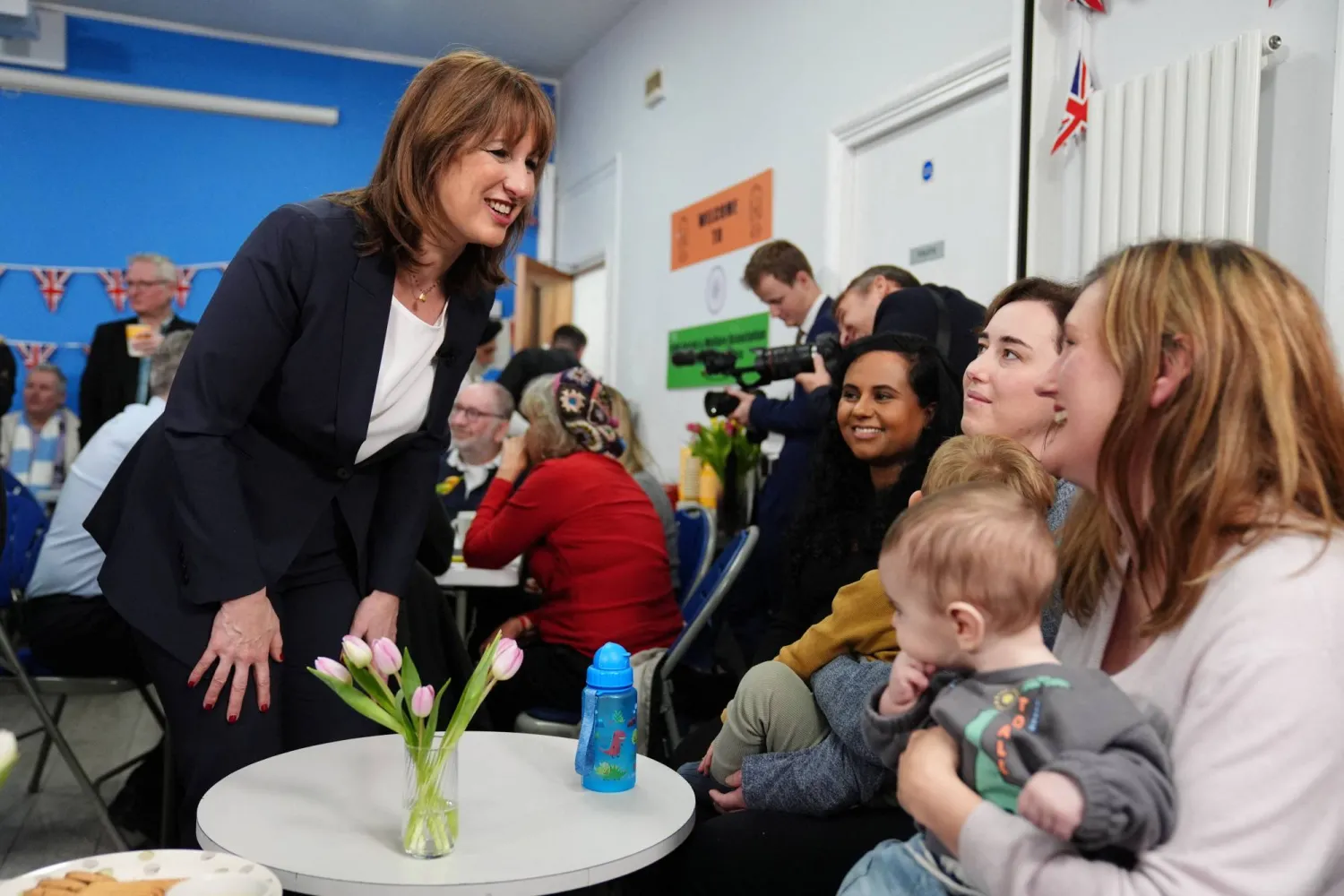 ريفز تتحدَّث مع الضيوف خلال زيارة لمركز «بن» المجتمعي لمناقشة كيفية تحقيق الموازنة تغييراً للطبقة العاملة (رويترز)