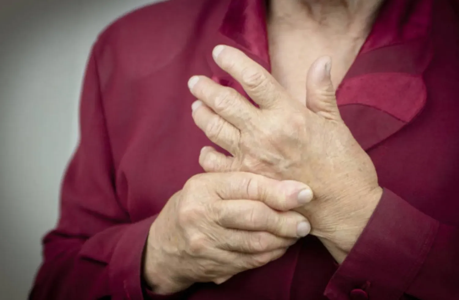 الطقس البارد قد يزيد من أعراض الألم والتورُّم (رويترز)