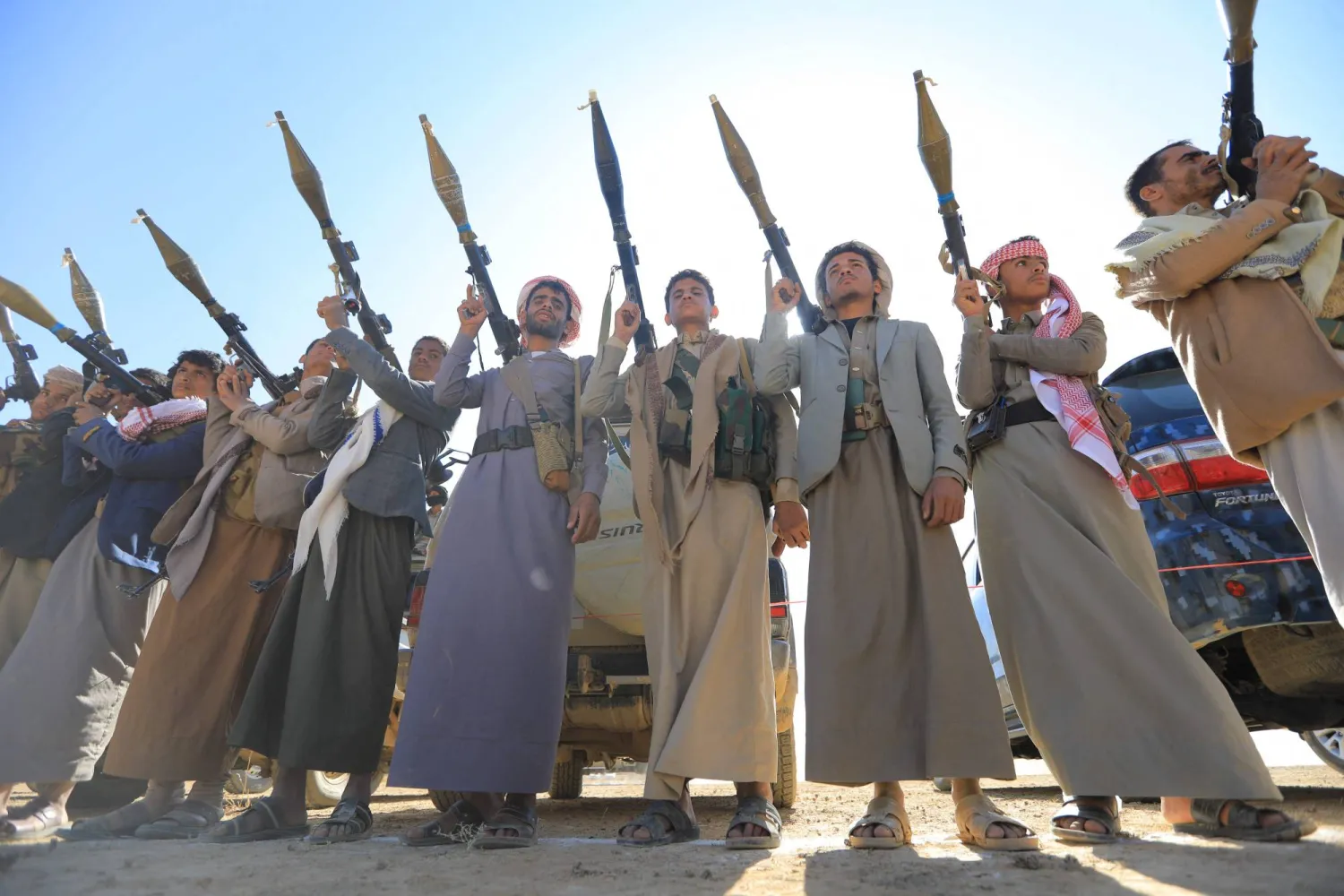 مسلحون حوثيون خلال استعراض لقوتهم في إحدى المناطق الخاضعة لهم شمال صنعاء (أ.ف.ب)