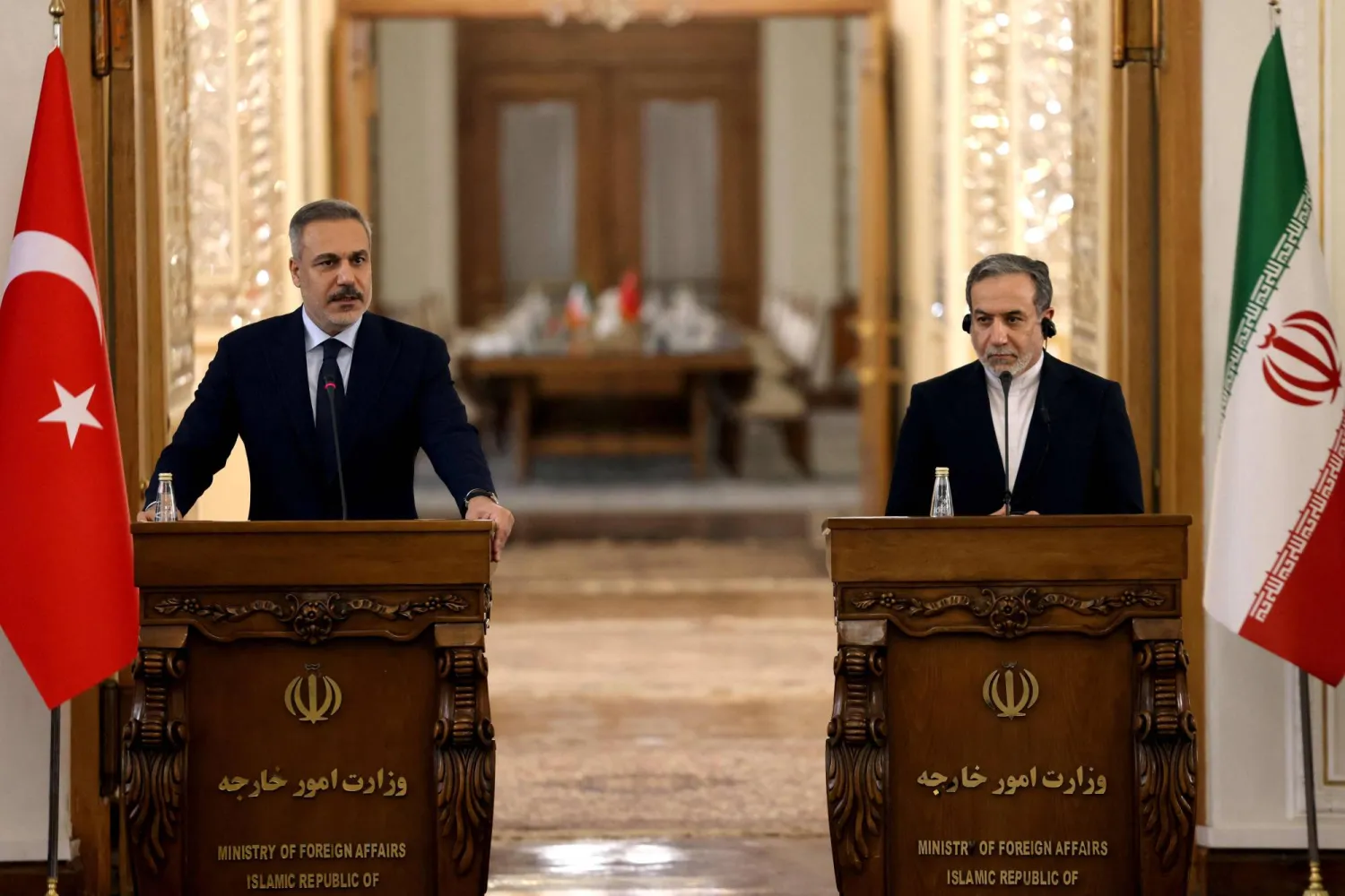 وزير الخارجية الإيراني عباس عراقجي (يمين) في مؤتمر صحافي مشترك مع نظيره التركي هاكان فيدان (أ.ف.ب)