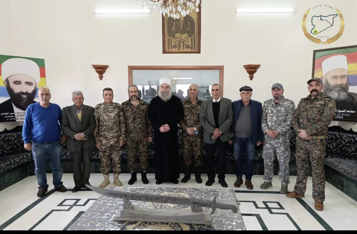 الشيخ حكمت الهجري الرئيس الروحي لطائفة الدروز مع «المجلس العسكري» في السويداء (أرشيفية)