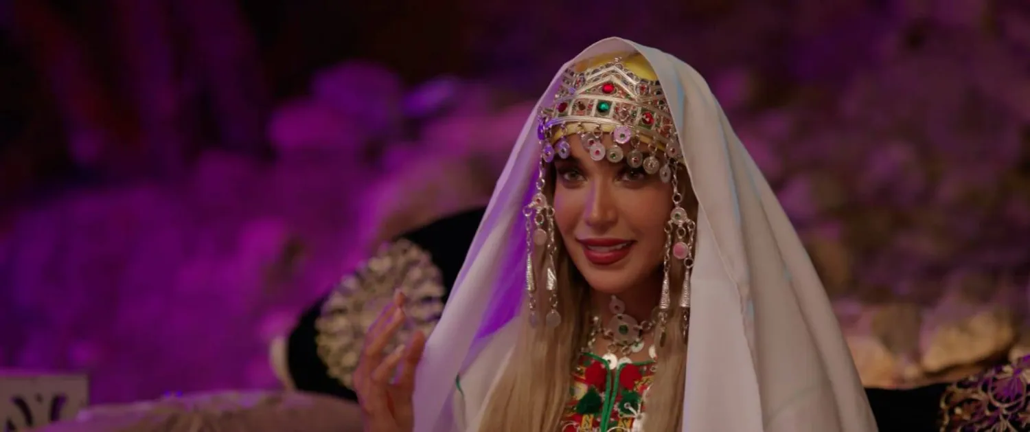 الفنانة كريمة غيث في طلة مغاربية بأحد مشاهد فيلم «كوندافا» (مهرجان القاهرة السينمائي)