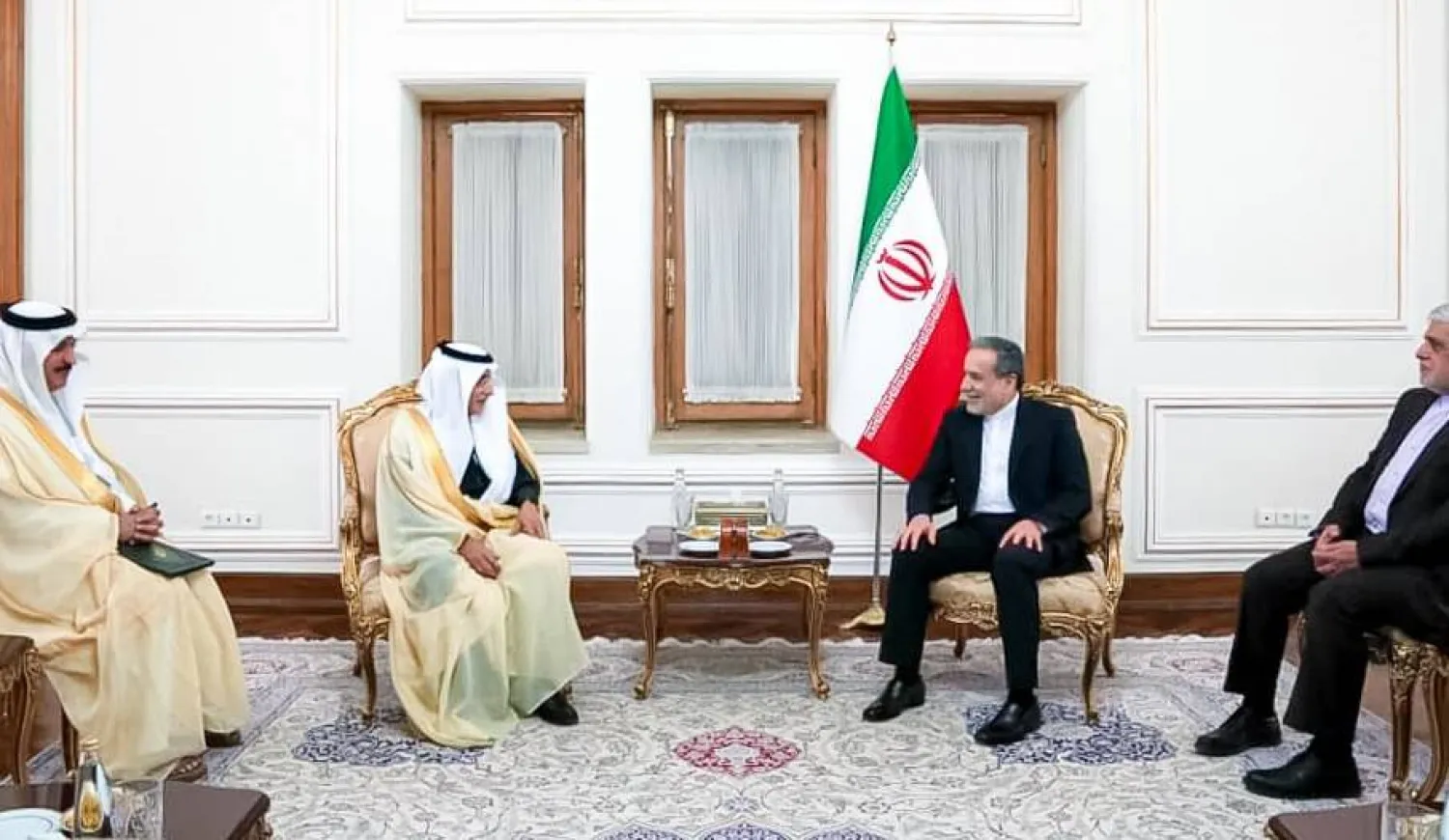 عباس عراقجي خلال استقباله الدكتور سعود الساطي في مقر وزارة الخارجية الإيرانية الأحد (واس)