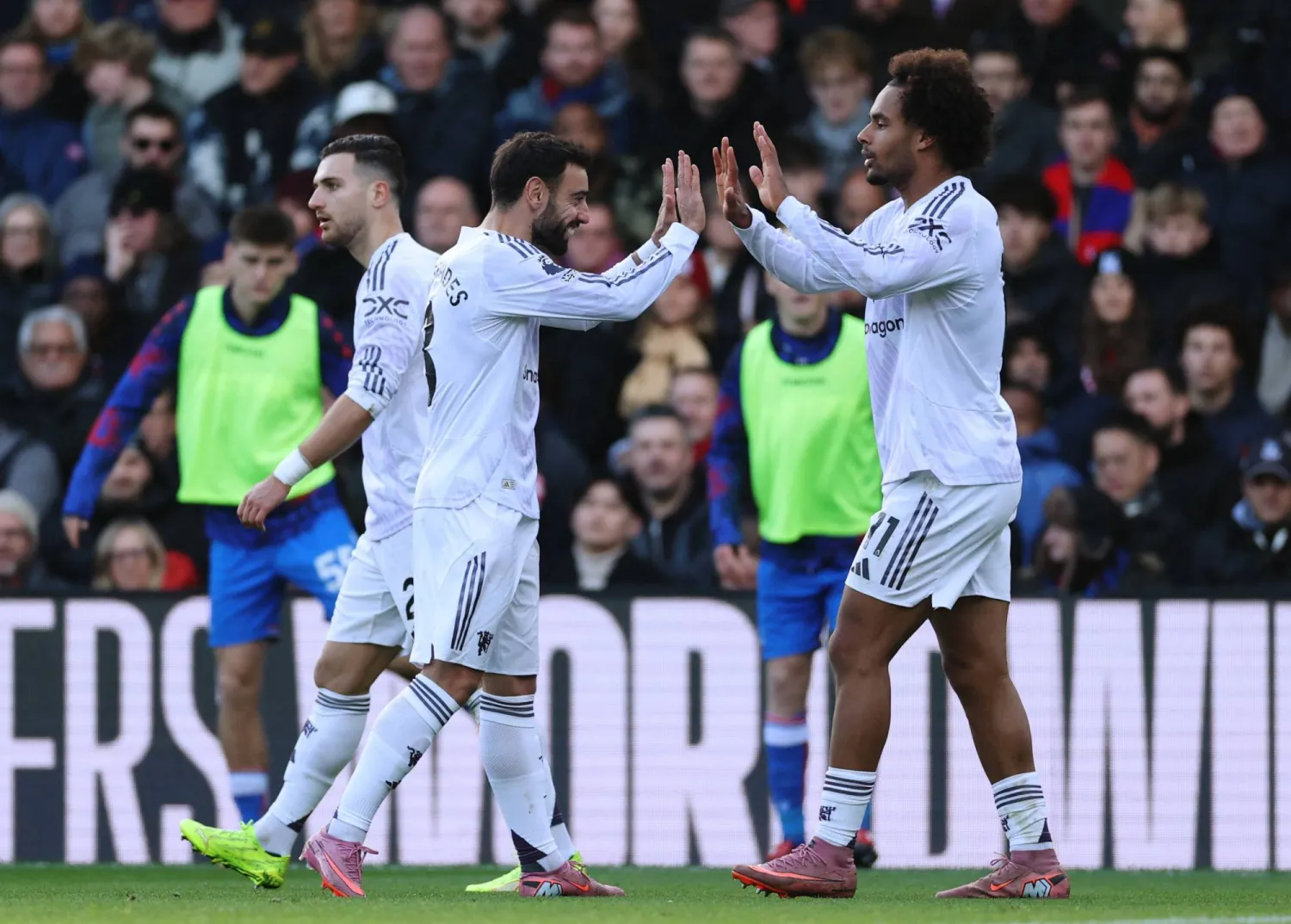 سجل جوشوا زيركزي وميسون ماونت هدفين في الشوط الثاني لصالح مانشستر يونايتد (رويترز)